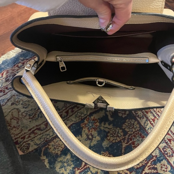 🔥SOLD 🔥 LV Capucine pebbled leather hand bag - Picture 4 of 16